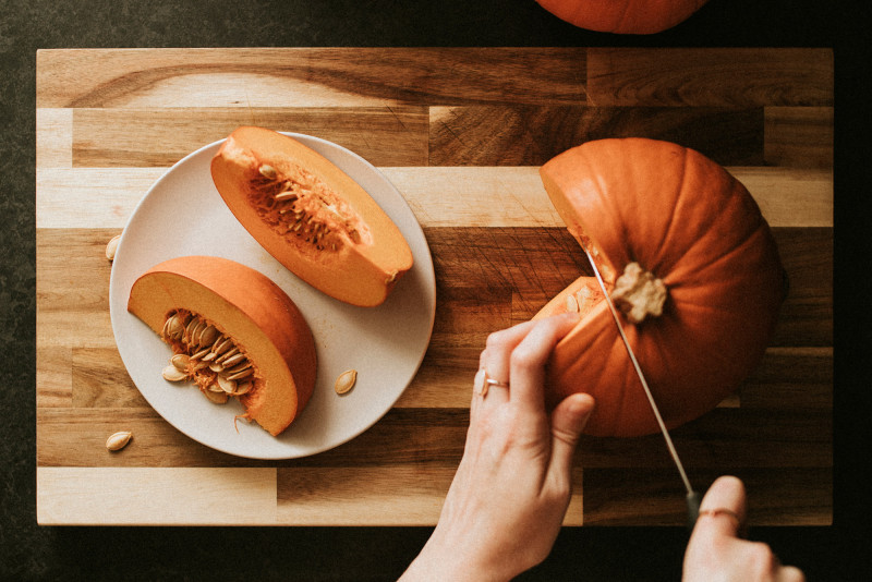 woman-slicing-pumpkin-thanksgiving-dinner-flatlay-food-photography-compressed-152235
